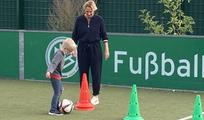 Bundestrainerin beim Training der Bolzplatzhelden